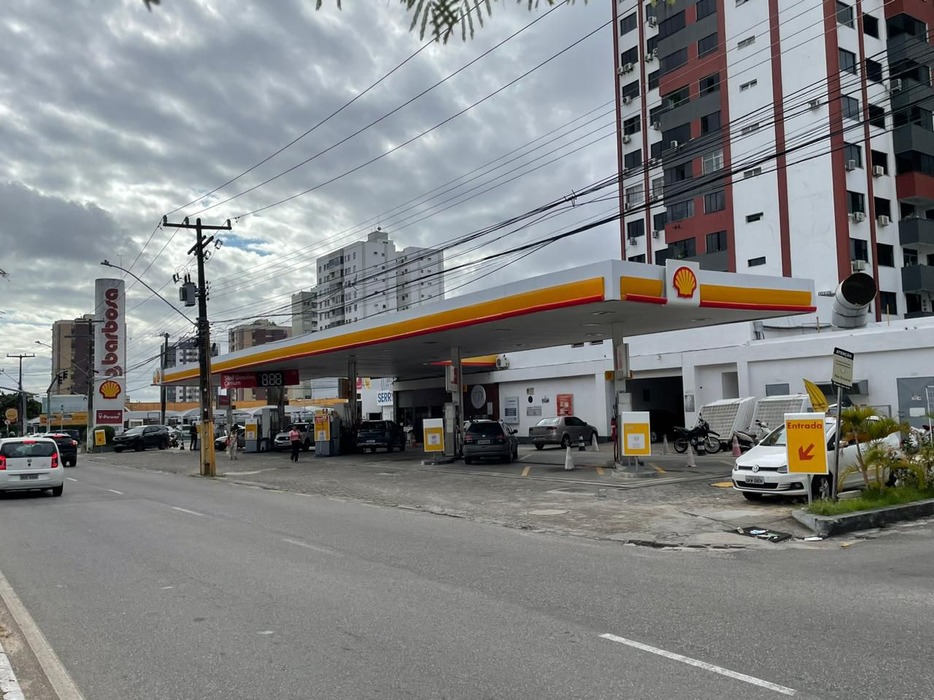 Posto Serrano 11 na avenida Francisco Porto
